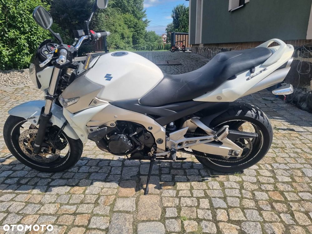 Suzuki GSR - 12