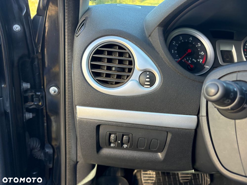 Renault Clio - 25