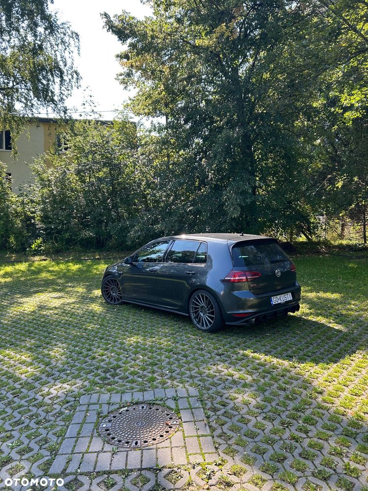 Volkswagen Golf - 6