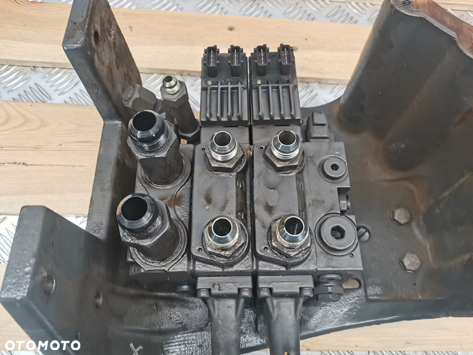 Valtra T.... 2014r {Blok zaworowy Sauer-Danfoss} - 2