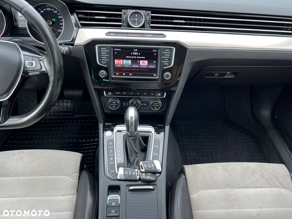Volkswagen Passat Variant 2.0 TDI SCR DSG (BlueM Tech) Highline - 32