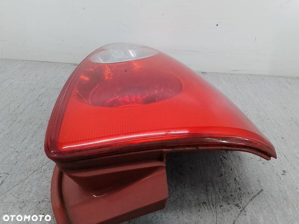 LAMPA TYLNA PRAWA MAZDA 5 ( 05-10 ) C23551150   P4830R - 8