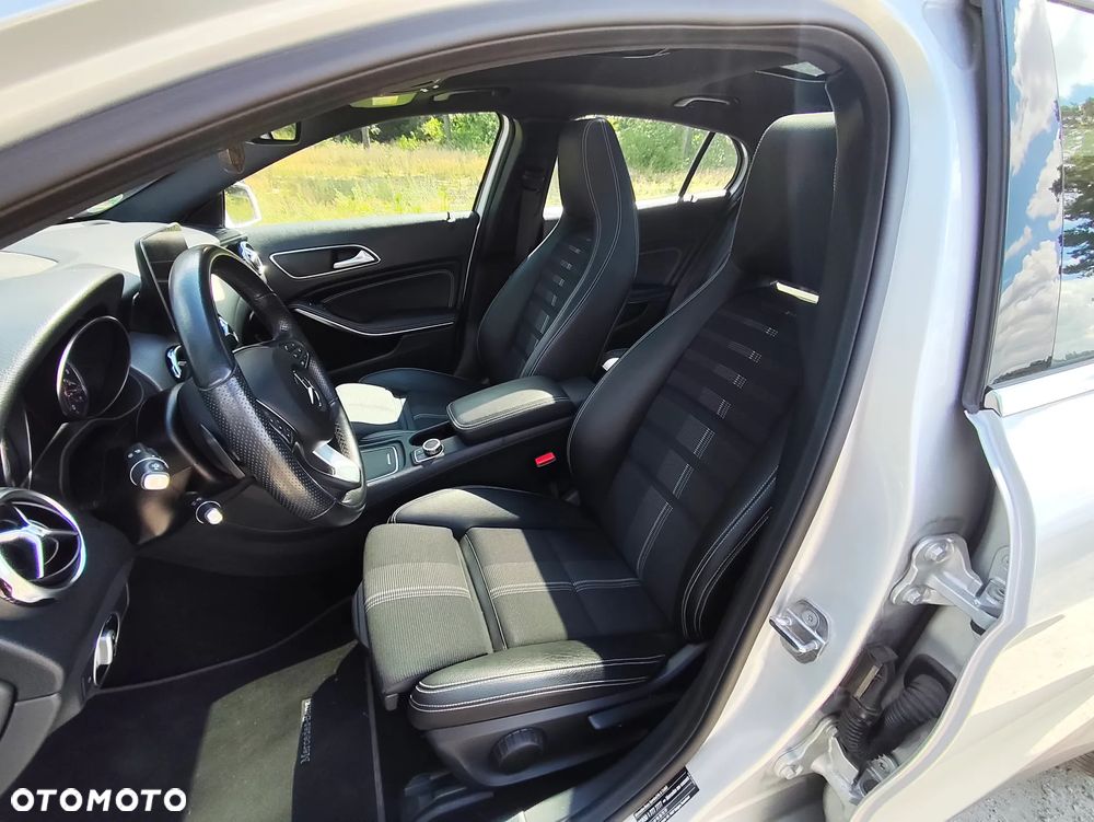 Mercedes-Benz GLA 200 7G-DCT UrbanStyle Edition - 15
