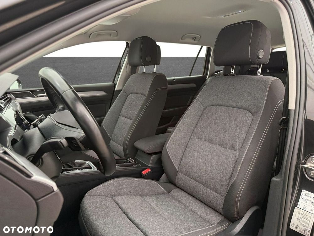 Volkswagen Passat - 11