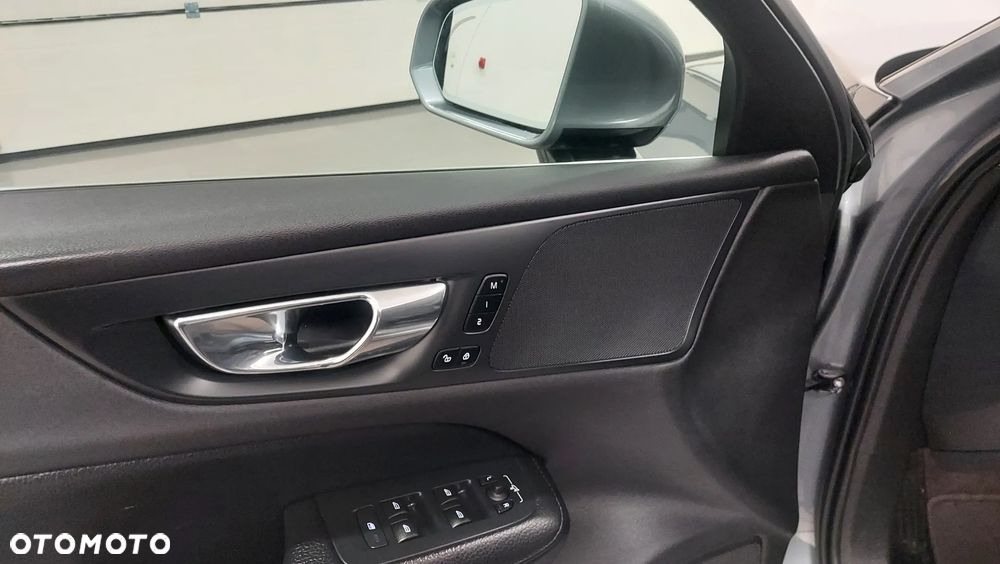 Volvo V60 D4 R-Design - 13