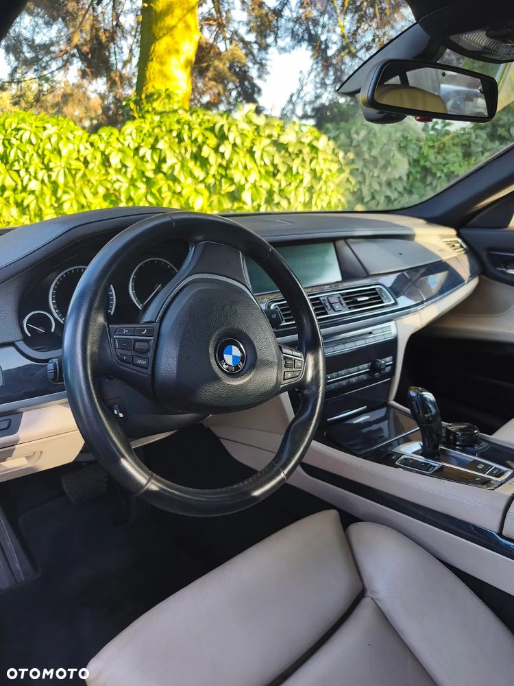 BMW Seria 7 750i - 6