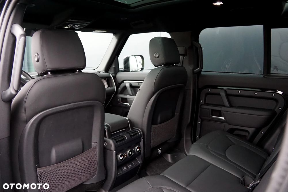 Land Rover Defender 110 D250 X-Dynamic SE - 26