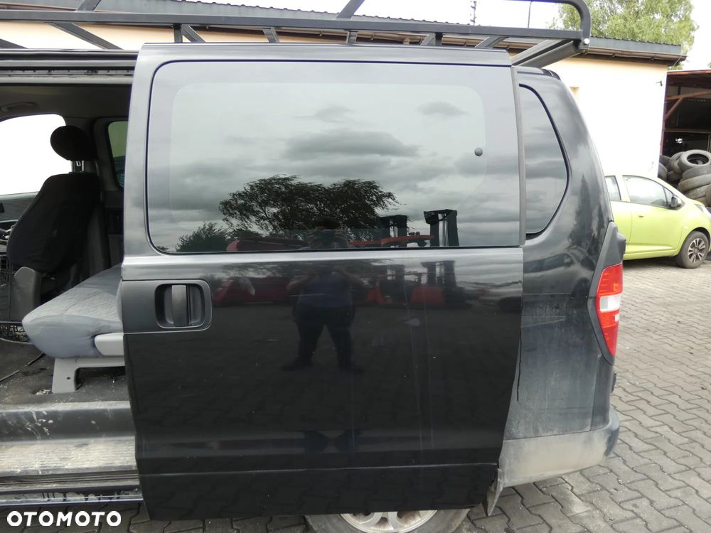 HYUNDAI H1 II *SAMOCHÓD NA CZĘŚCI*NBA ( SPACE BLACK ) / MASKA, LAMPA, DRZWI, LUSTERKO, ZDERZAK, GRILL, BŁOTNIK, KLAPA, BELKA, DESKA, FOTELE, KANAPA, ĆWIARTKA KIEROWNICA, TARCZE,ZAWIESZENIE, KOMPLETNY PRZÓD, KOMPLETNY TYŁ, LICZNIK, ZEGARY, PRAWE LEWE PRZÓD TYŁ - 2