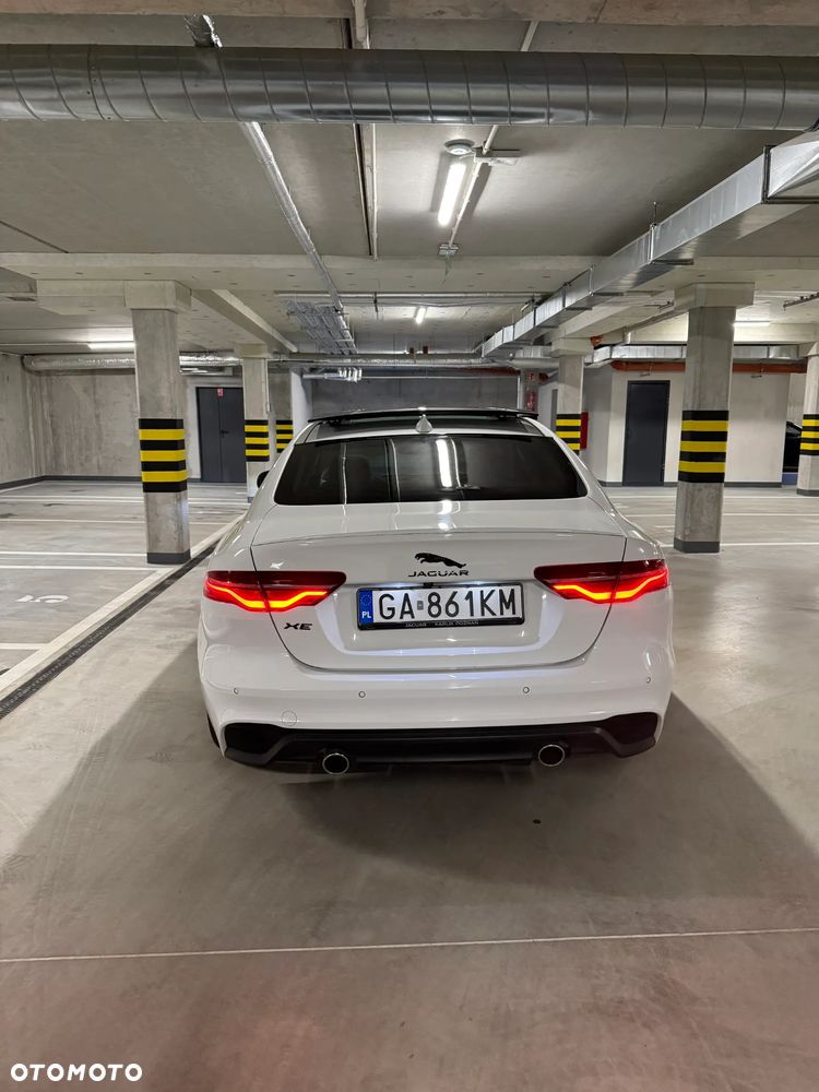 Jaguar XE 2.0 P250 R-Dynamic SE - 14