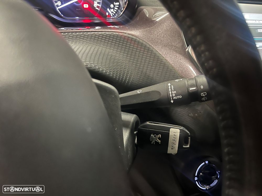 Peugeot 2008 1.2 PureTech Allure - 37