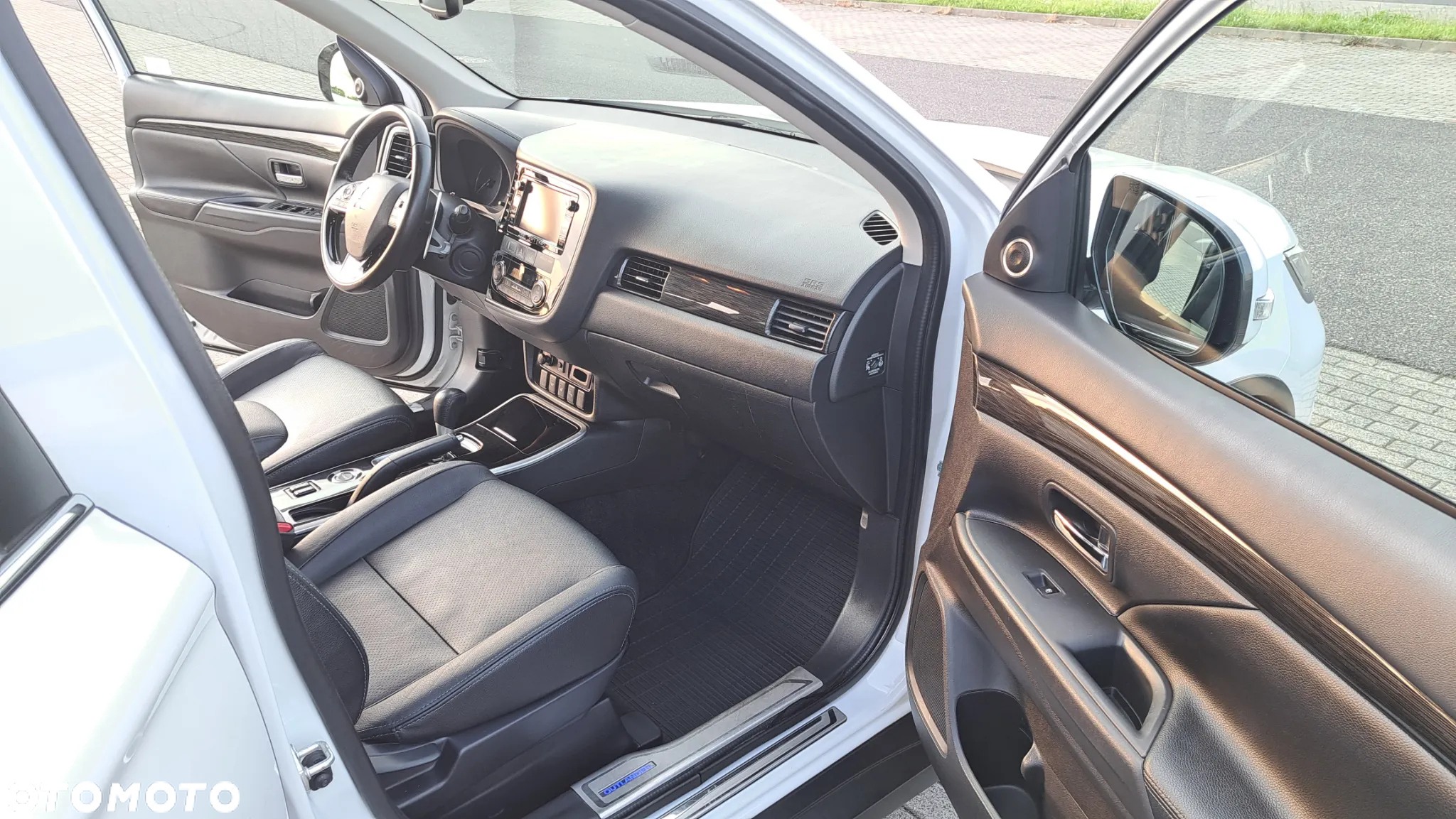 Mitsubishi Outlander 2.0 Instyle Navi 4WD CVT - 18