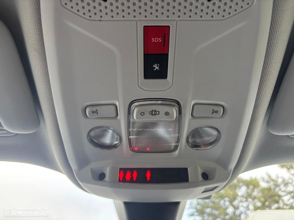 Peugeot 2008 1.5 BlueHDi Allure Pack - 32
