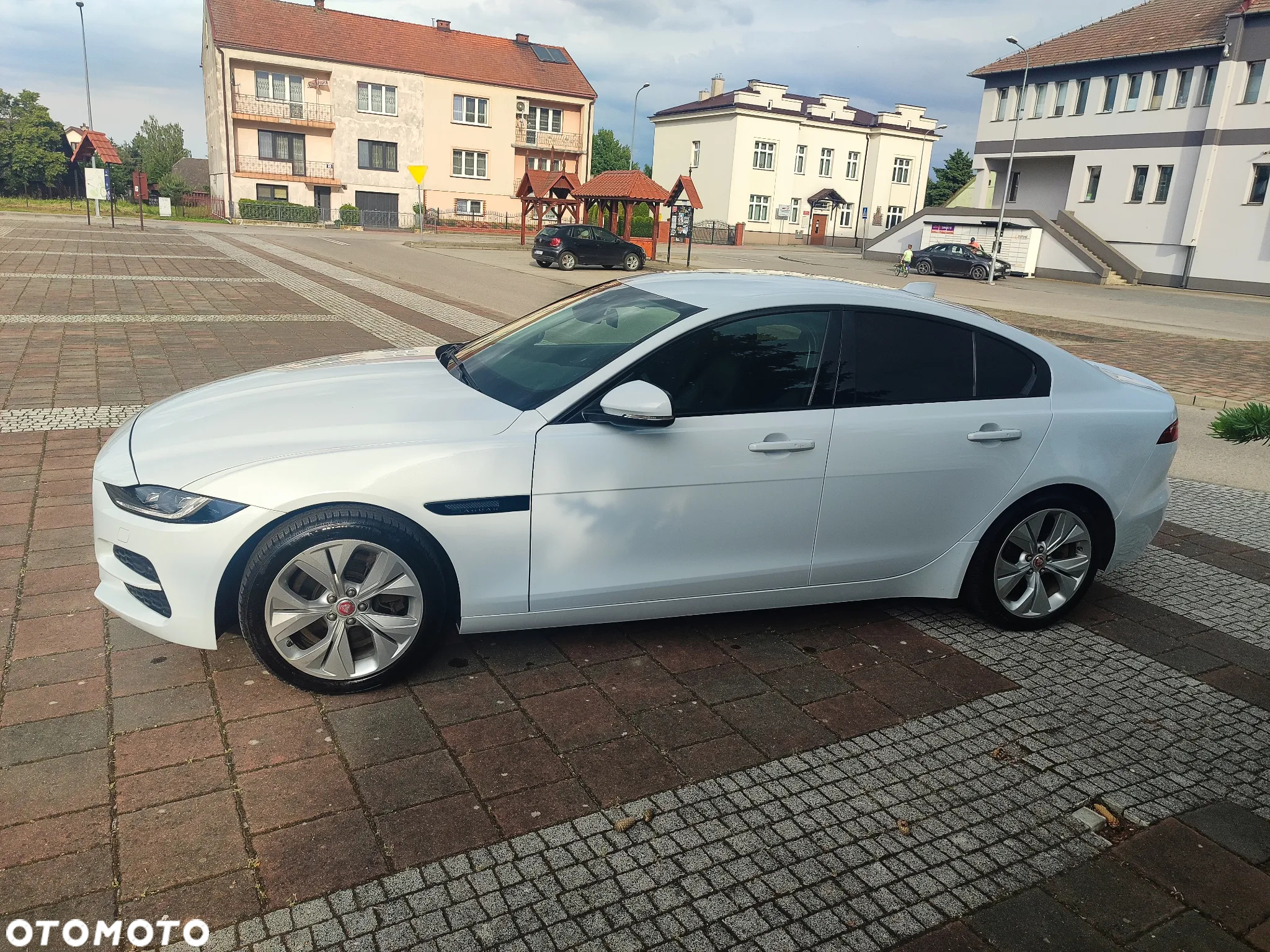 Jaguar XE 2.0 P300 AWD SE - 6