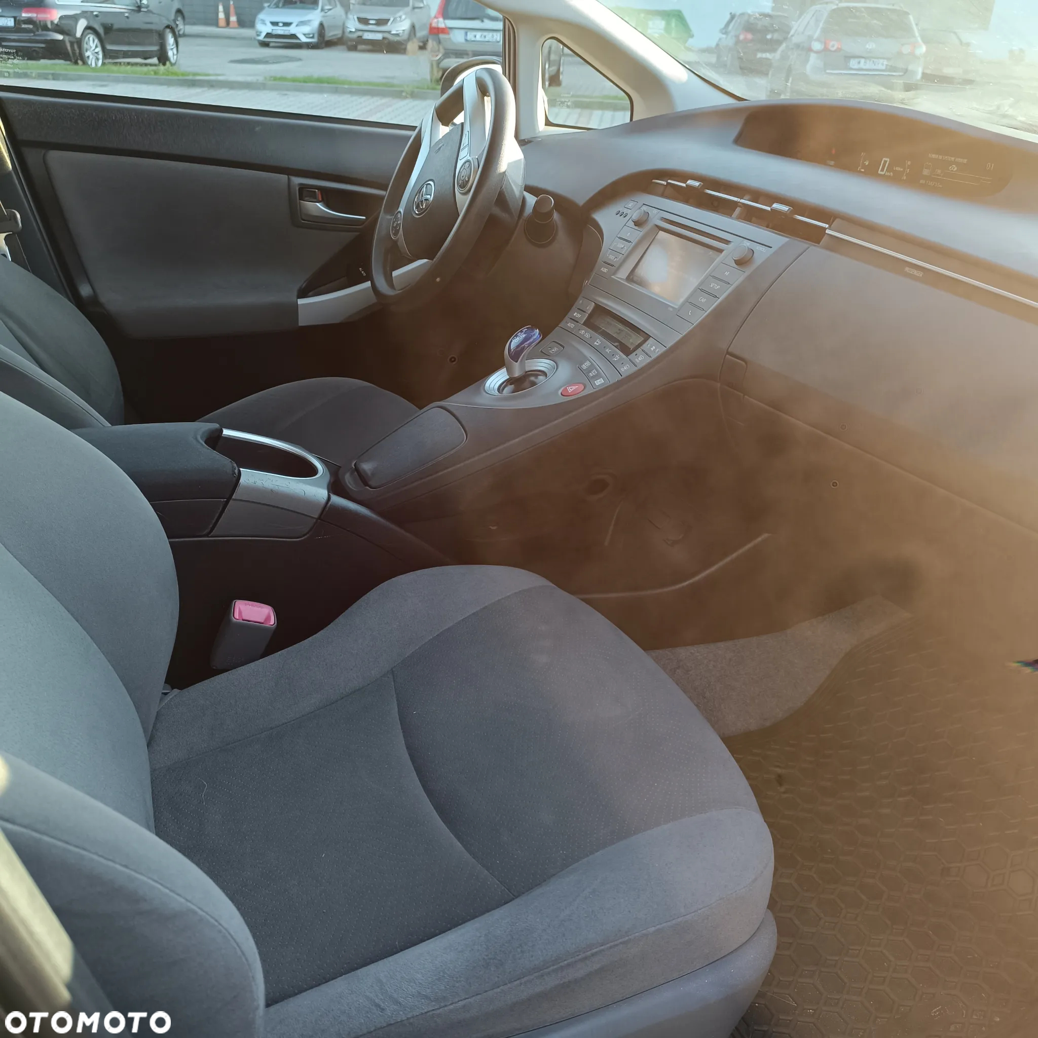 Toyota Prius (Hybrid) Life - 9