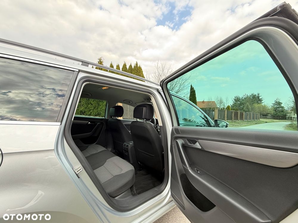 Volkswagen Passat 1.6 TDI DPF BlueMot Highline - 27
