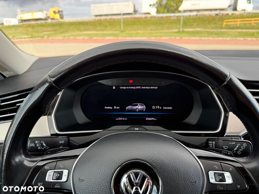 Volkswagen Passat - 11
