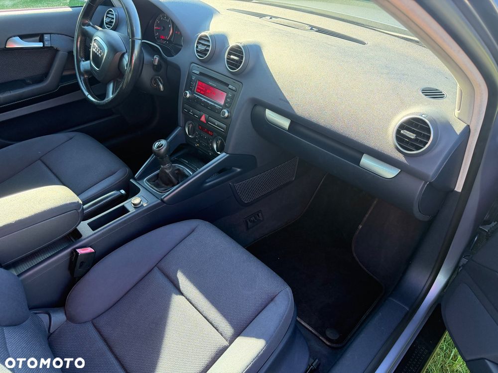 Audi A3 3-drzwiowe 1.6 Attraction - 12