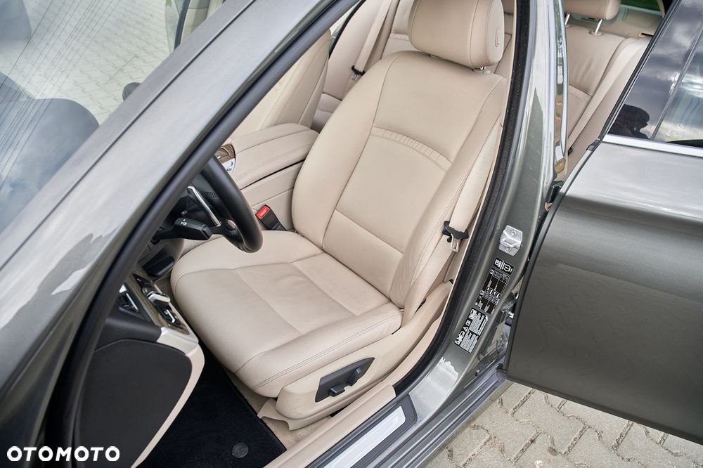 BMW Seria 5 525d xDrive Modern Line - 30