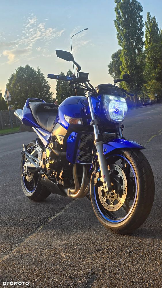 Suzuki GSR - 9