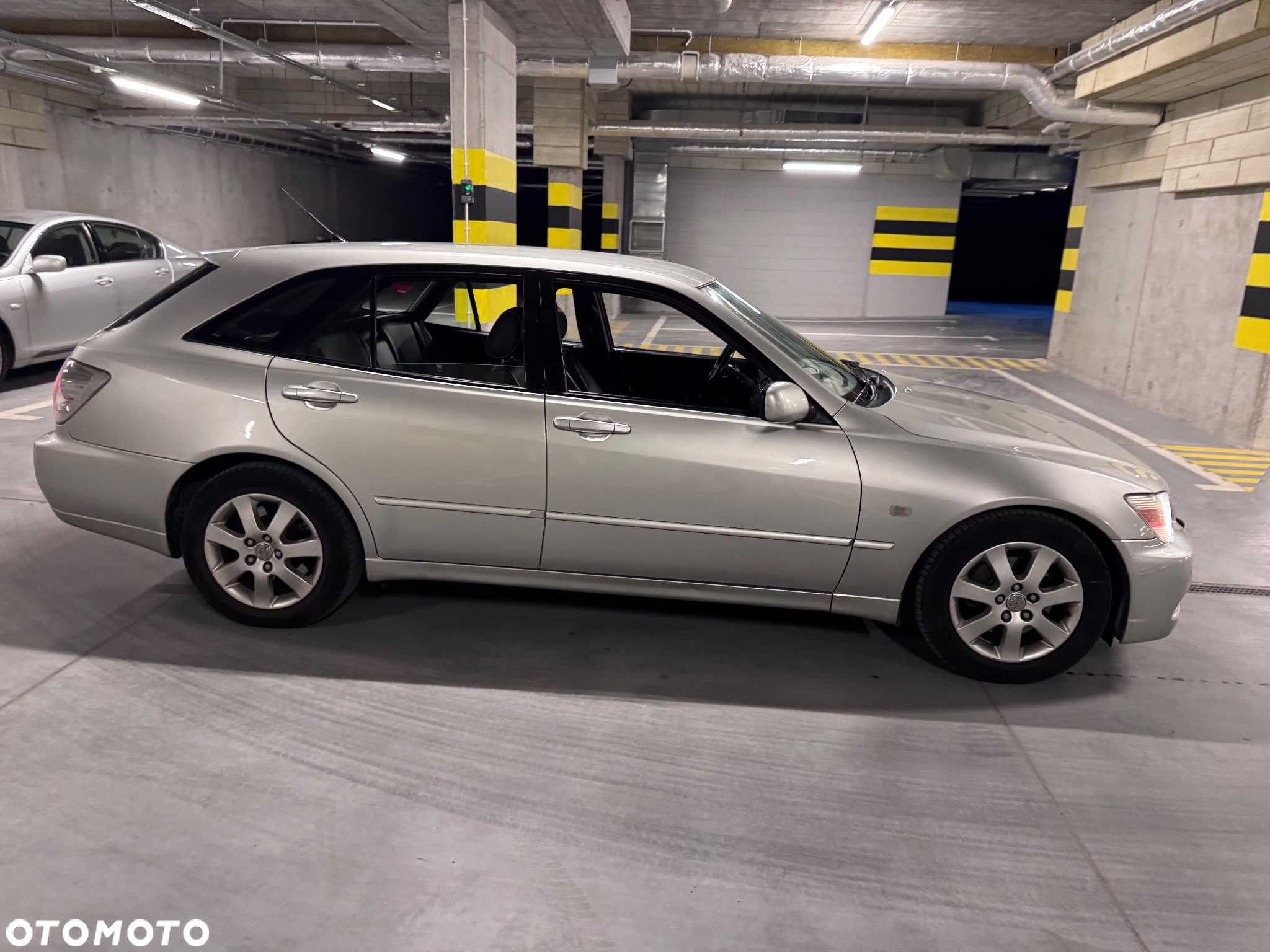 Lexus IS 200 SportCross - 4