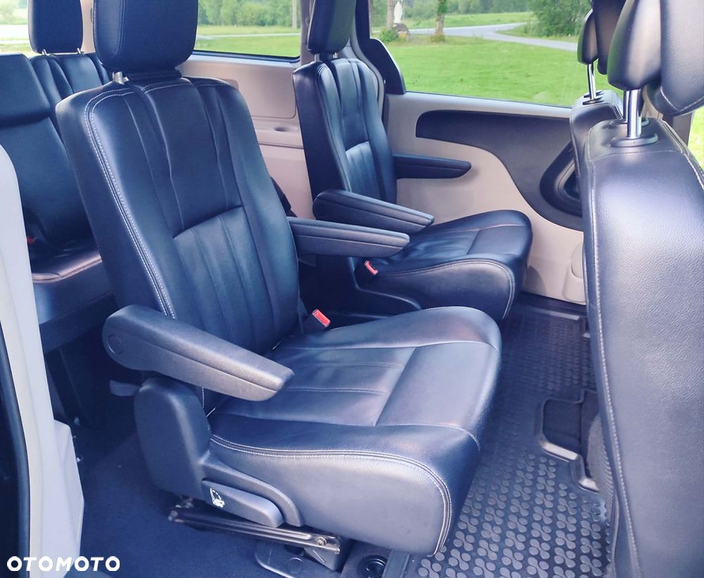 Chrysler Town & Country 3.6 Limited - 35
