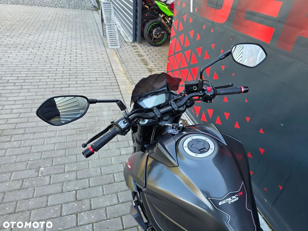 Suzuki GSX - 19