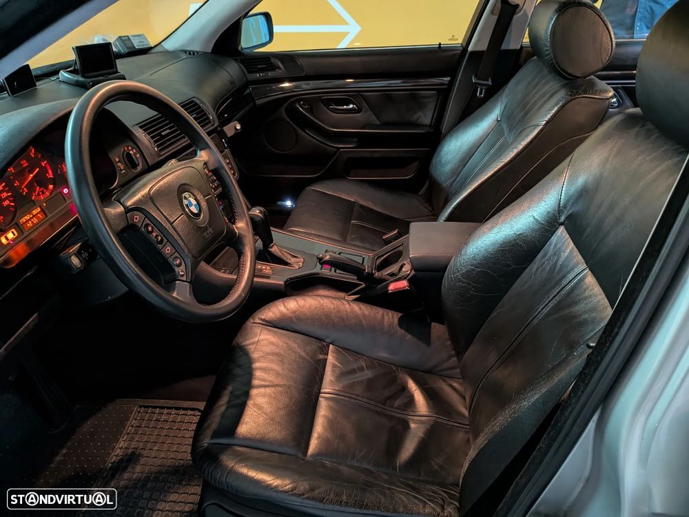 BMW 528 iA - 8