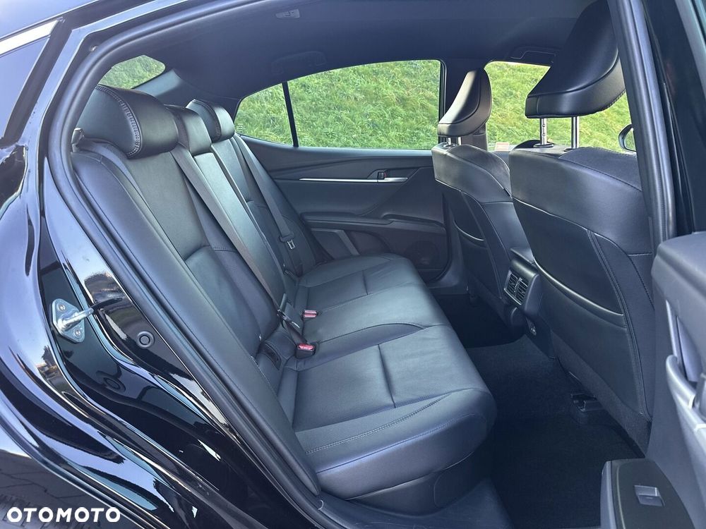 Toyota Camry - 17