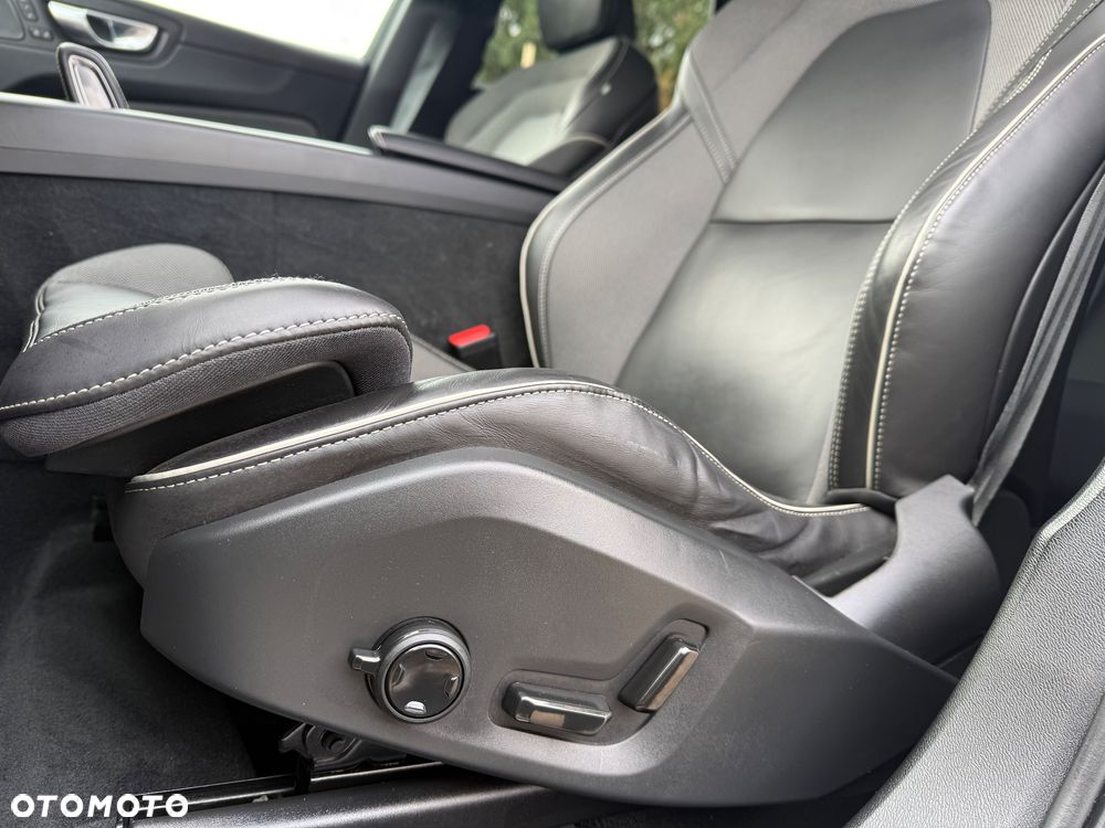 Volvo XC 60 B4 D AWD Plus Dark - 28