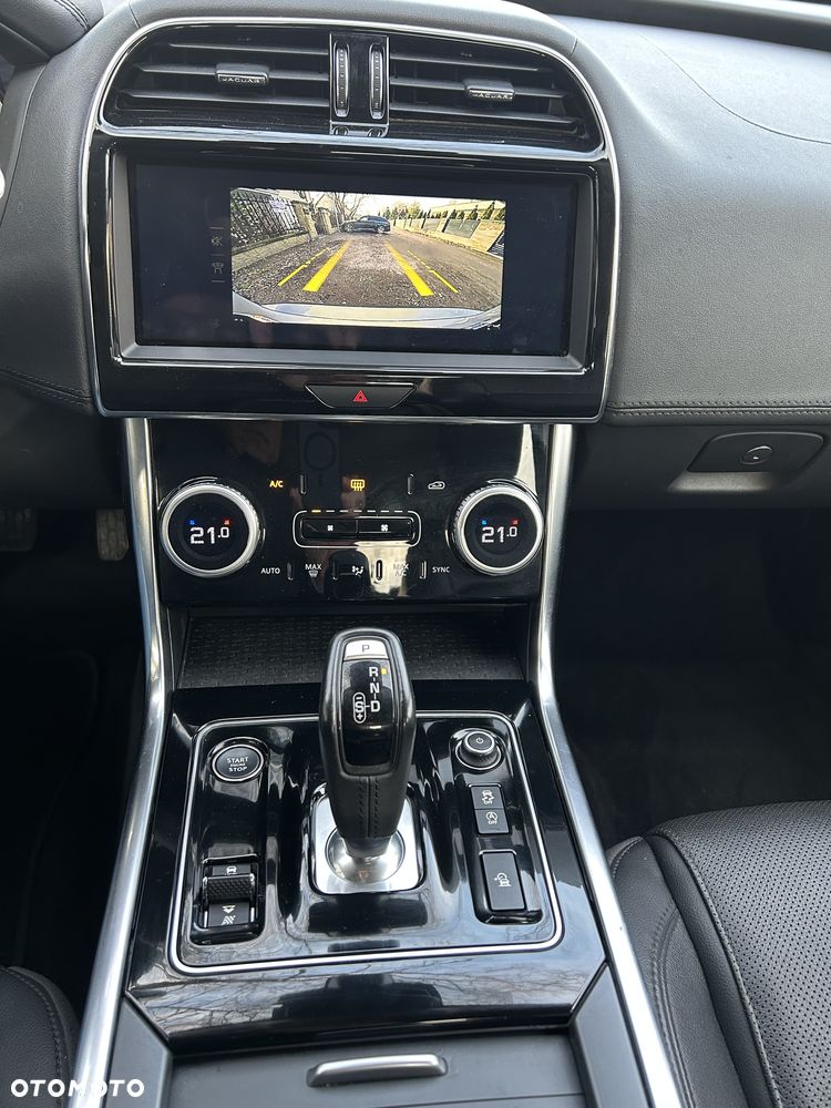Jaguar XE 20d Prestige - 12