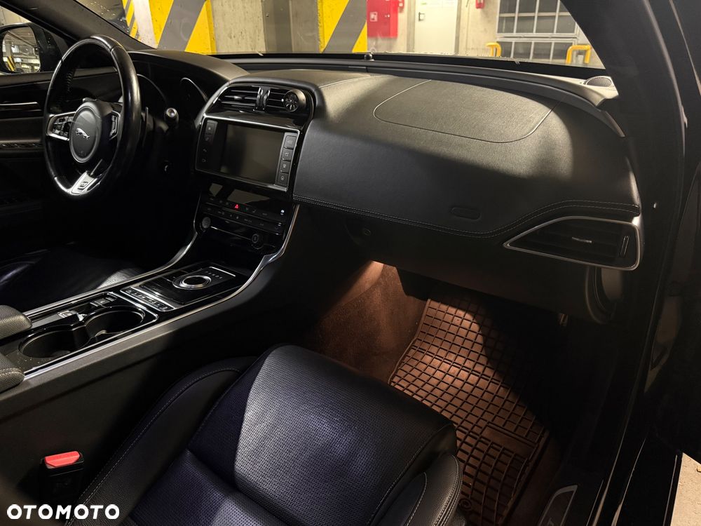 Jaguar XE - 28