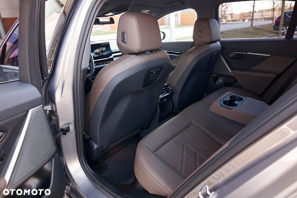 BMW Seria 5 520i mHEV - 27