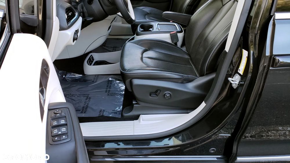 Chrysler Pacifica - 26