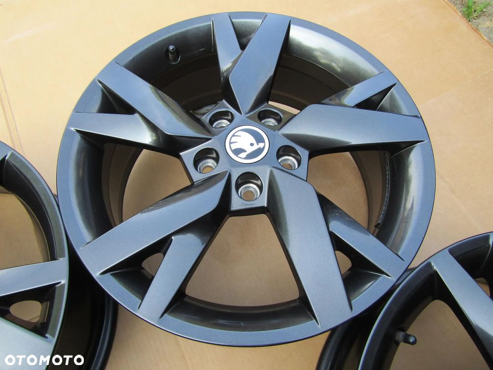 4x Felgi Aluminiowe 17 Skoda Kodiaq Karoq Octavia II III IV Superb Yeti 6,5 j 5x112 ET46 / 5E3601025 STAN IDEALNY - 13