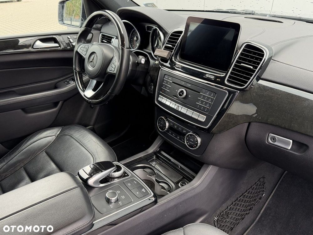 Mercedes-Benz GLS - 29