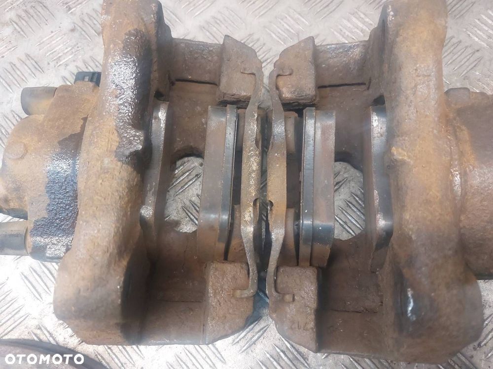 ZACISK HAMULCOWY LEWY PRAWY PRZÓD VOLKSWAGEN TRANSPORTER T5 2.5 TDI - 4