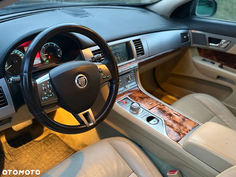 Jaguar XF 2.7 V6 D Premium Luxury - 14