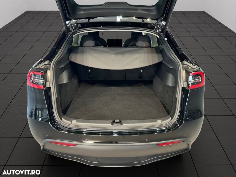 Tesla Model Y Long Range Dual Motor AWD - 11