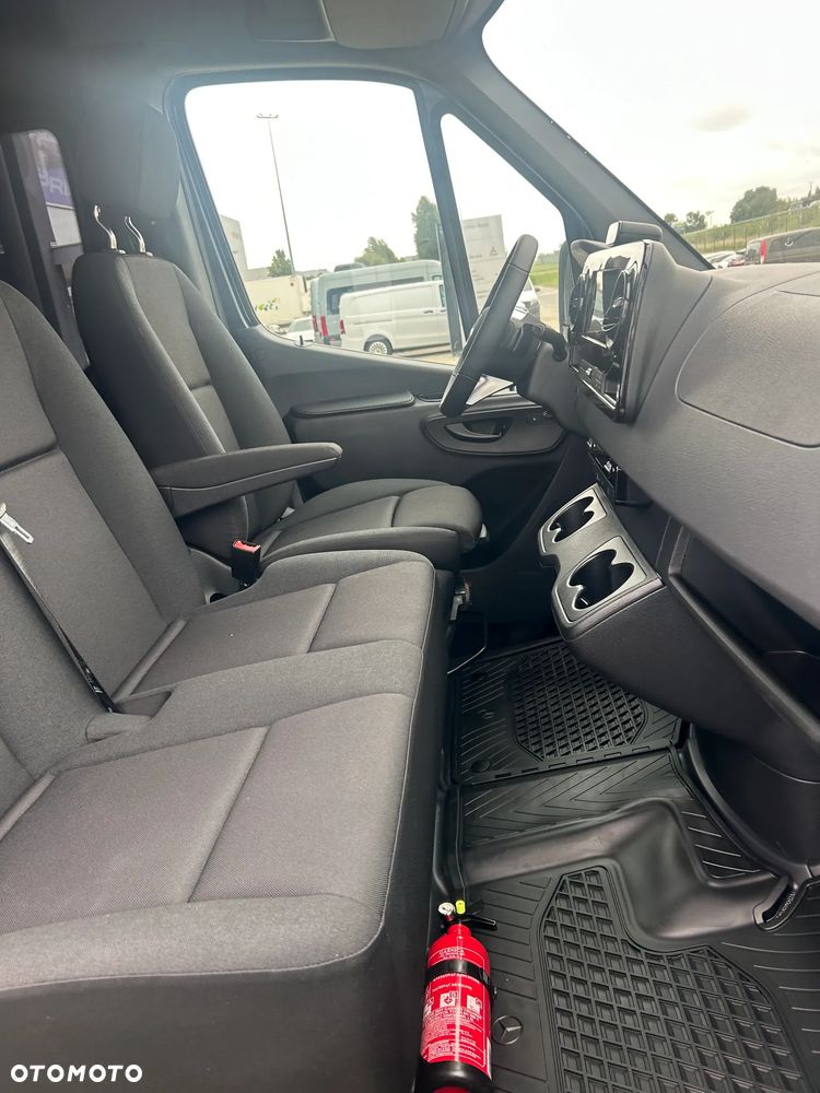 Mercedes-Benz Sprinter - 25