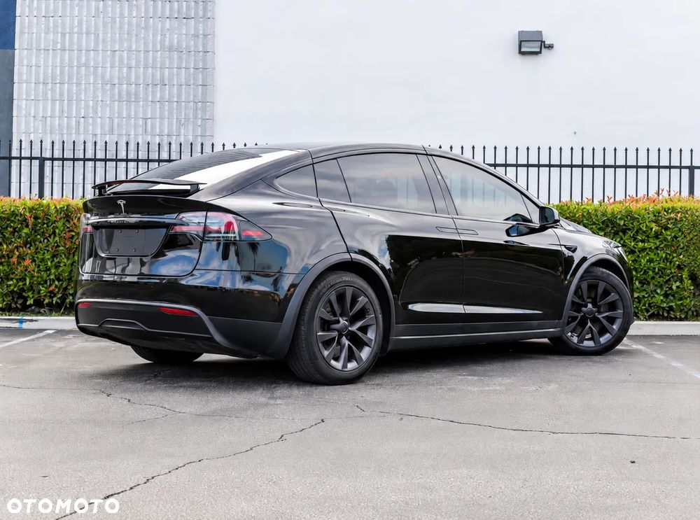 Tesla Model X - 15