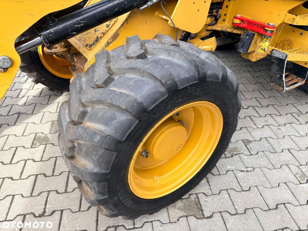 Caterpillar 908M - 38
