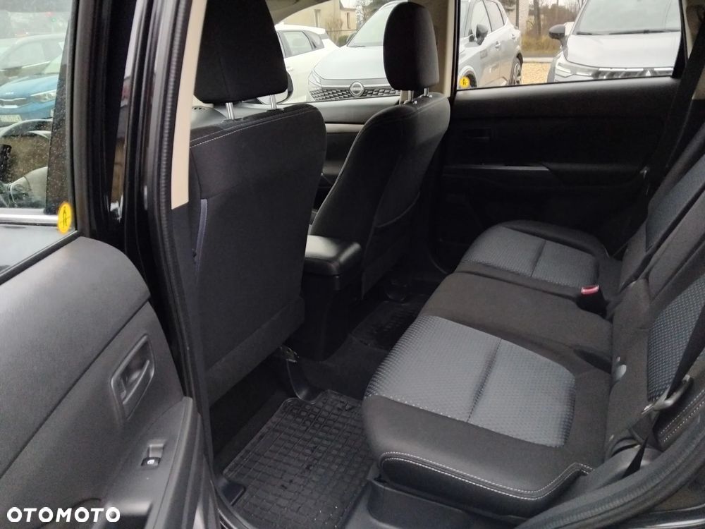 Mitsubishi Outlander 2.0 Invite + 2WD - 21