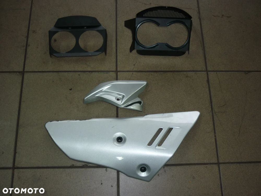 Osłona lampy prawa Suzuki GSR 600