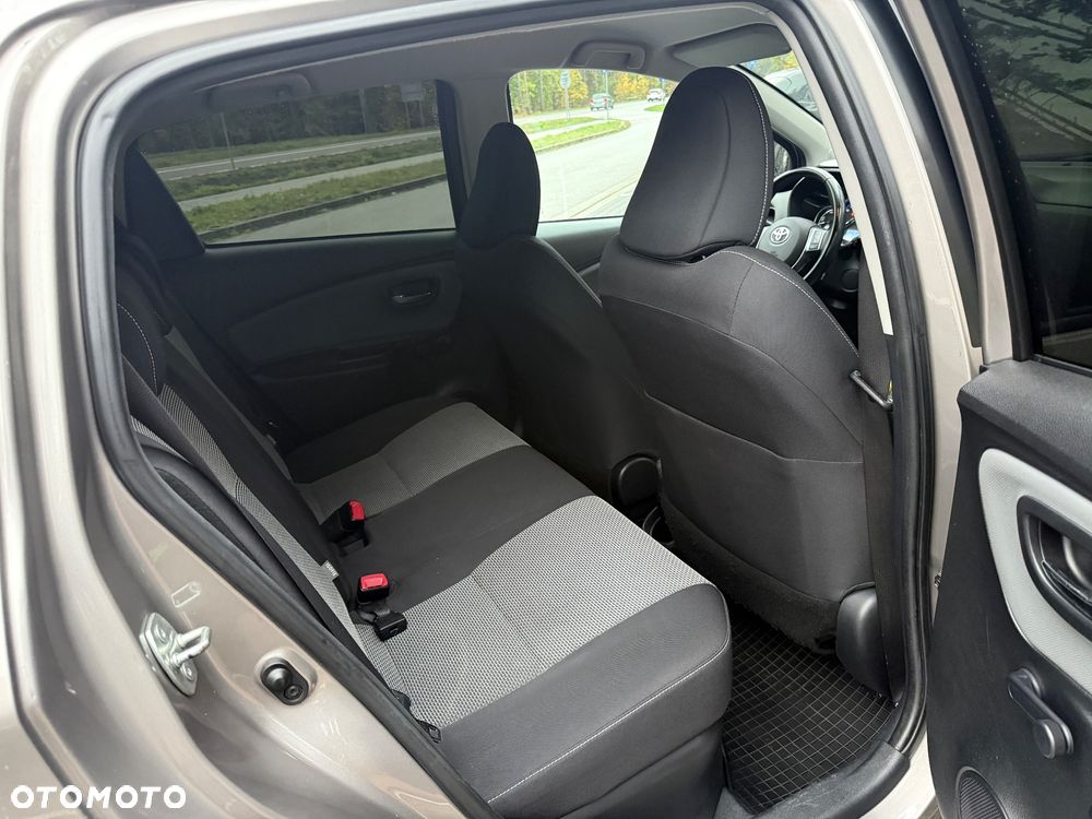 Toyota Yaris Hybrid 100 Selection Passion - 16
