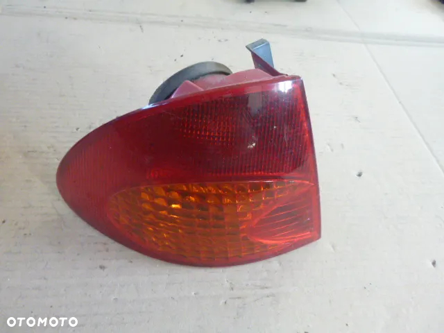 LAMPA LEWY TYŁ LEWA TYLNA TOYOTA AVENSIS I T22 LIFT KOMBI - 2