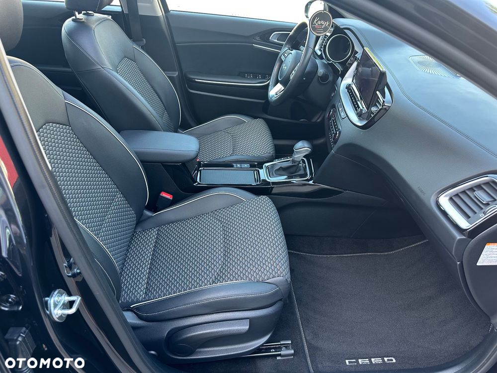 Kia Ceed - 32