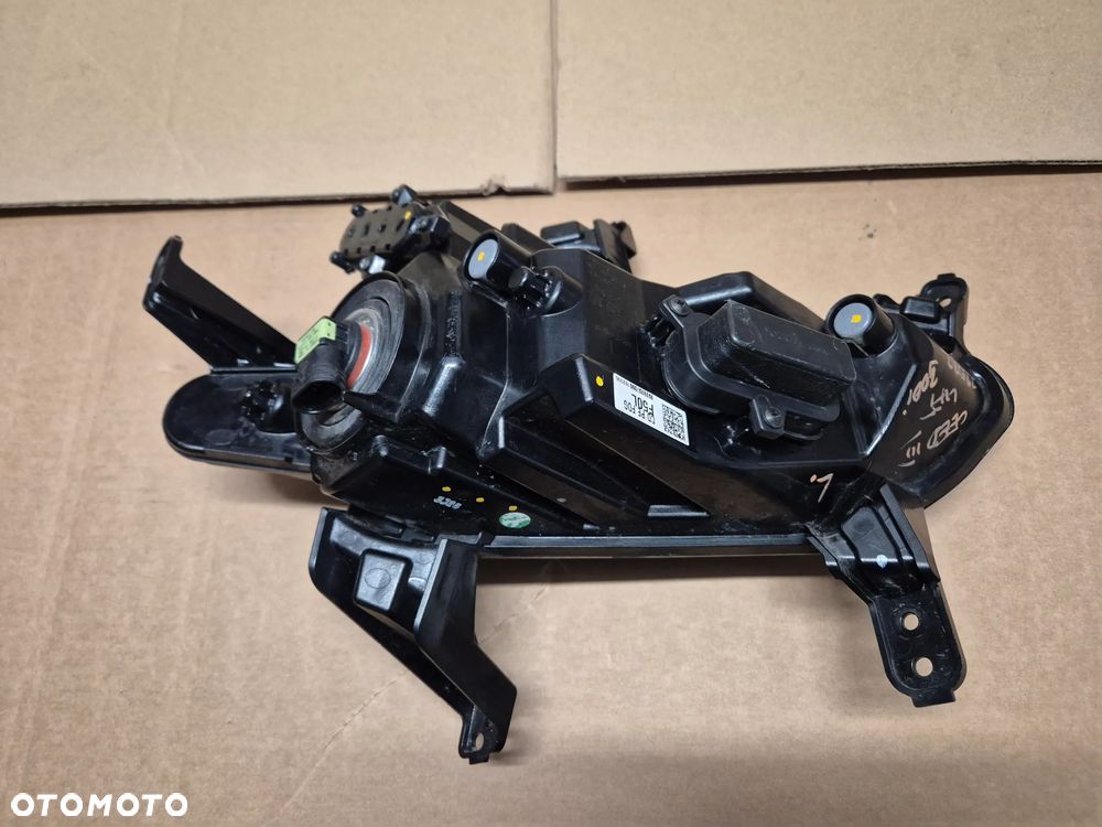 KIA Ceed 3 III halogen lewy.Lifting 2021-2024 - 4