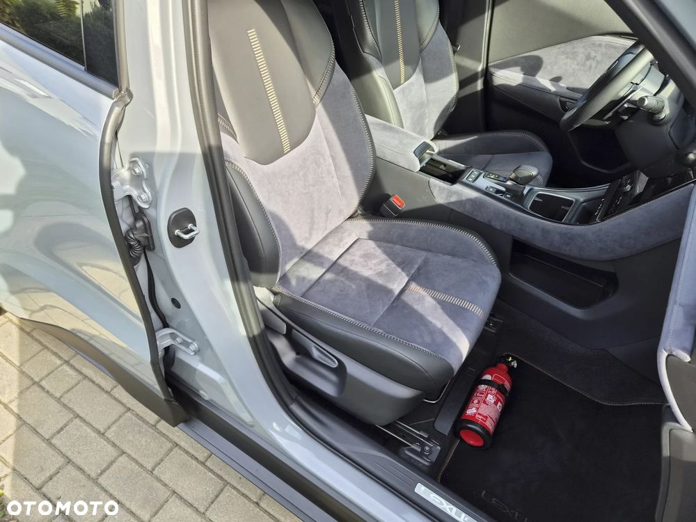 Lexus LBX 1.5 Hybrid Cool AWD - 18