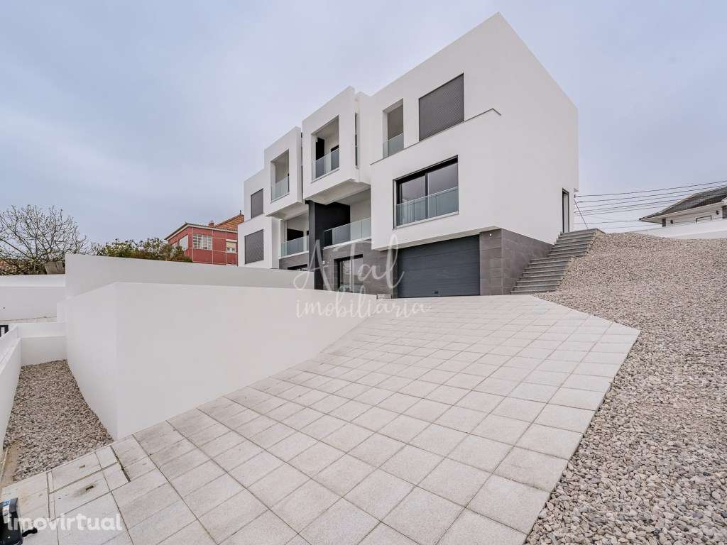 Moradia Geminada T4 Piscina Vale de Milhaços/Corroios - Grande imagem: 3/19