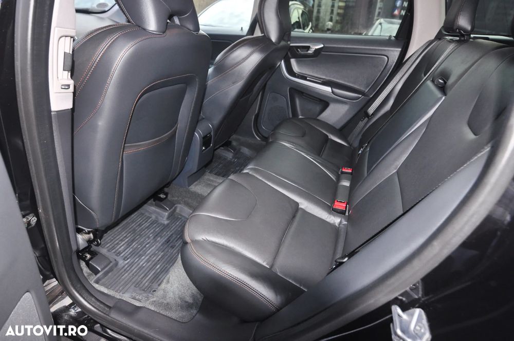 Volvo XC 60 D5 AWD Geartronic Momentum - 8